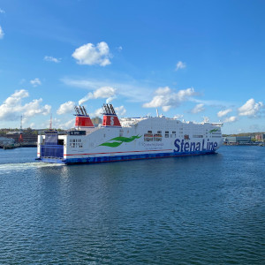 Blick auf den Schiffsbetrieb in der Kieler Förde, es ist ein Schiff der Stena Line zu sehen.